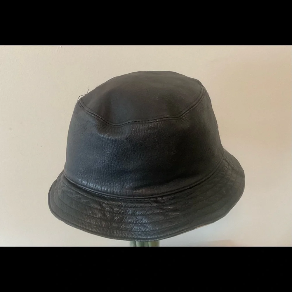 Authentic Burberry Reversible Bucket Hat. Black leather. - Picture 4 of 10